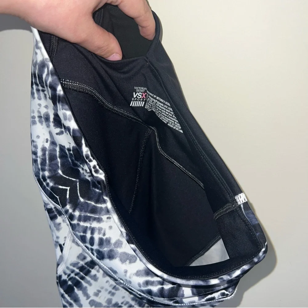 VSX Sport Victoria’s Secret Knockout Capri Leggings Black White Tie Dye S‎